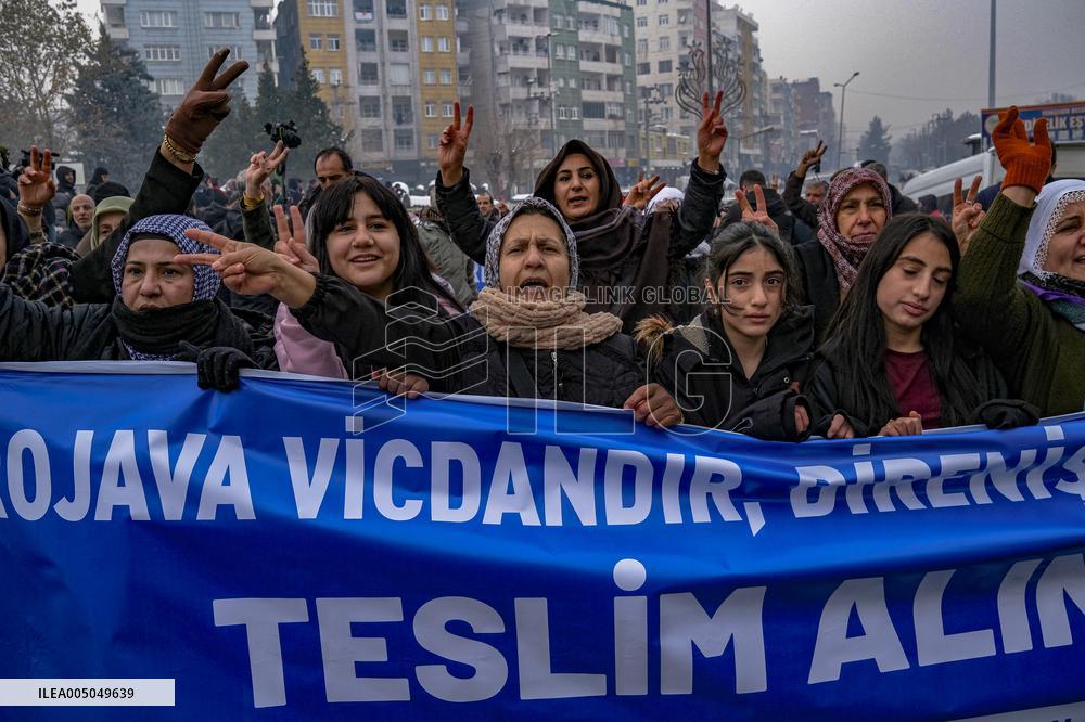 Thousands Protest Syrian Army Attacks in Diyarbakir - Turkey