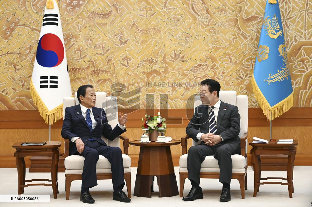 Aso-Lee talks in Seoul