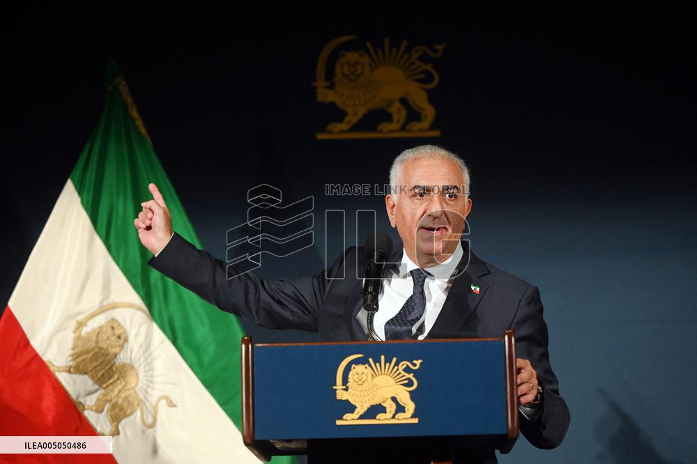 Exiled crown prince Reza Pahlavi speaks at a news conference in Washington DC.