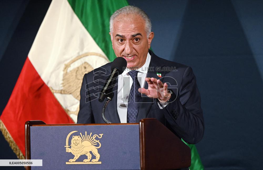 Exiled crown prince Reza Pahlavi speaks at a news conference in Washington DC.