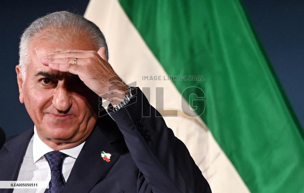 Exiled crown prince Reza Pahlavi speaks at a news conference in Washington DC.