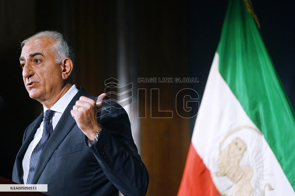 Exiled crown prince Reza Pahlavi speaks at a news conference in Washington DC.