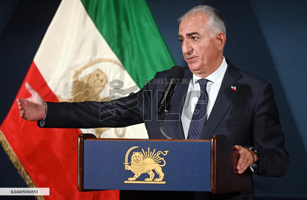Exiled crown prince Reza Pahlavi speaks at a news conference in Washington DC.