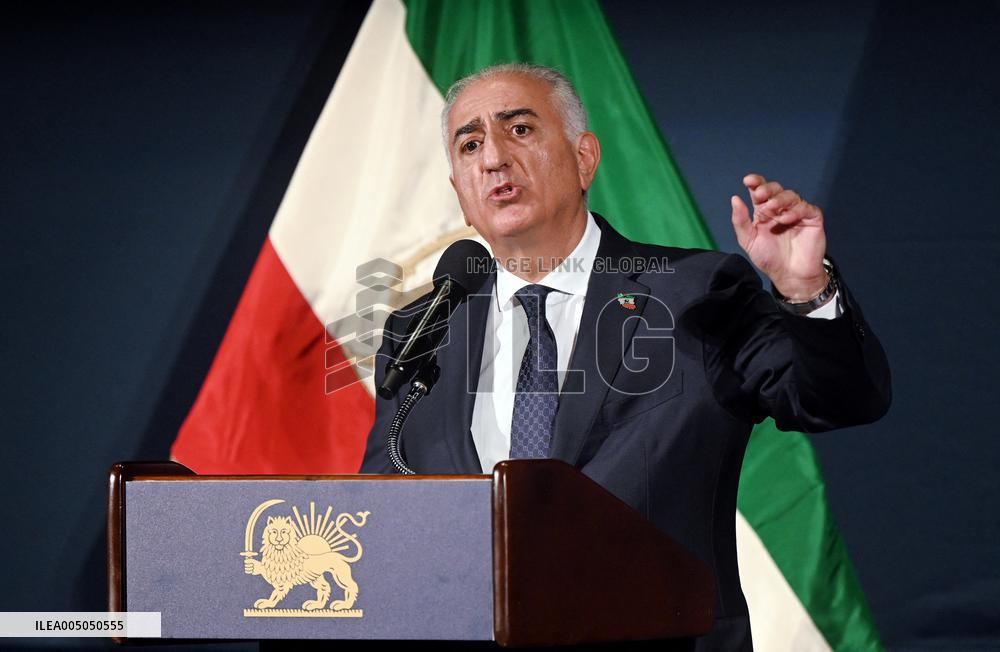 Exiled crown prince Reza Pahlavi speaks at a news conference in Washington DC.