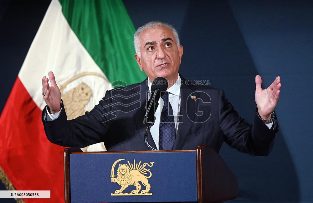 Exiled crown prince Reza Pahlavi speaks at a news conference in Washington DC.