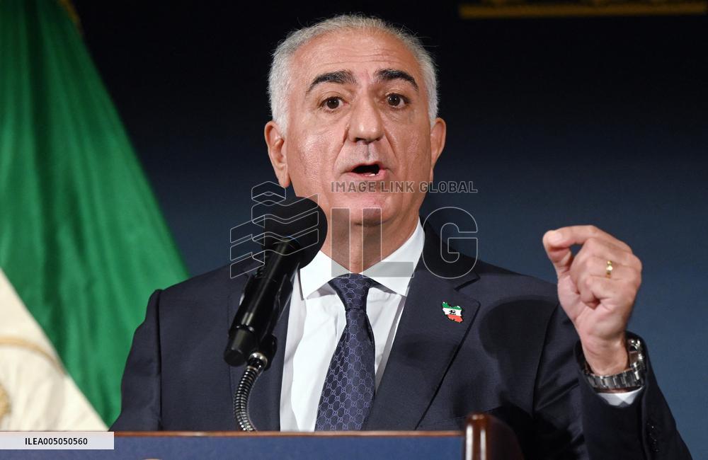Exiled crown prince Reza Pahlavi speaks at a news conference in Washington DC.