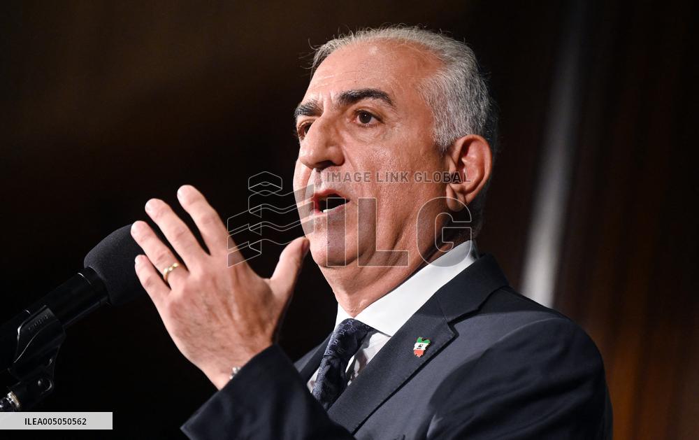 Exiled crown prince Reza Pahlavi speaks at a news conference in Washington DC.
