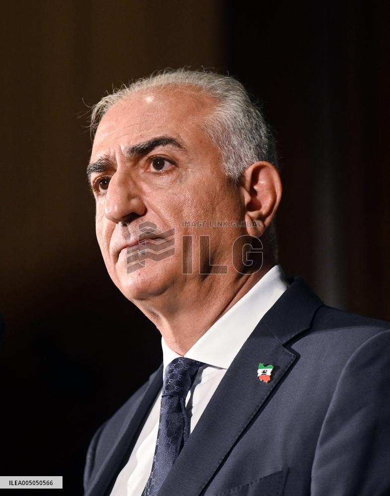 Exiled crown prince Reza Pahlavi speaks at a news conference in Washington DC.