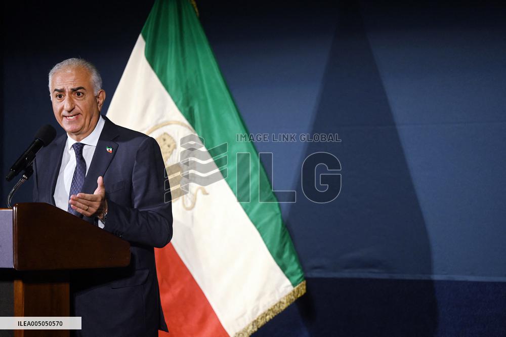 Exiled crown prince Reza Pahlavi speaks at a news conference in Washington DC.
