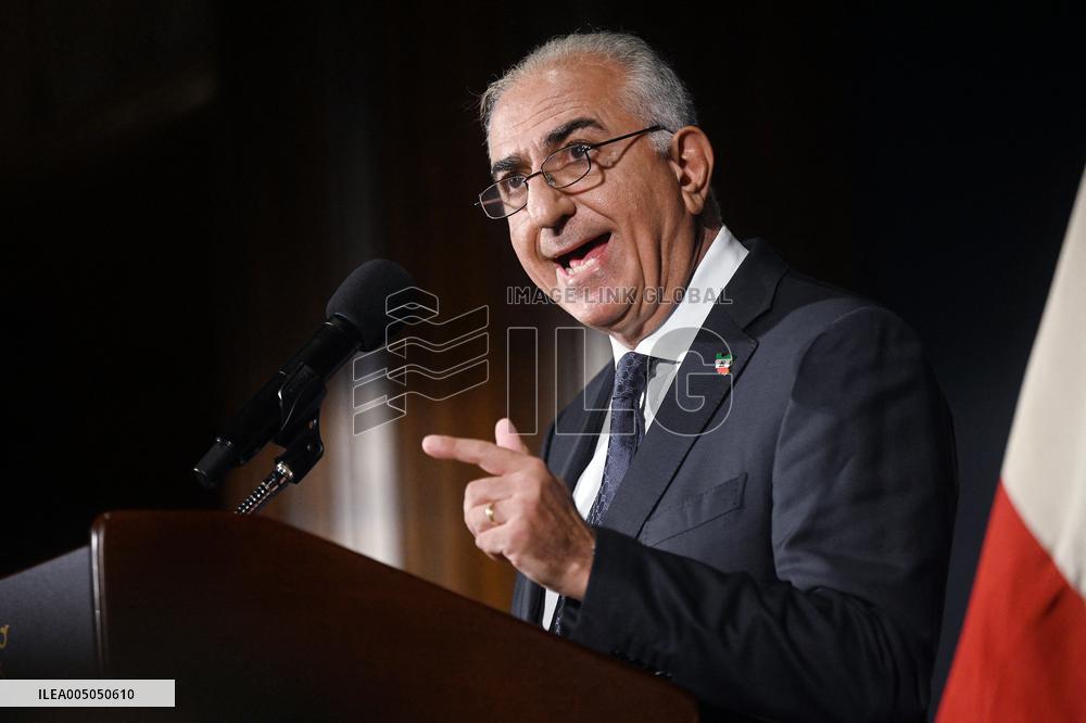 Exiled crown prince Reza Pahlavi speaks at a news conference in Washington DC.