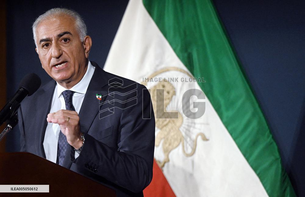 Exiled crown prince Reza Pahlavi speaks at a news conference in Washington DC.