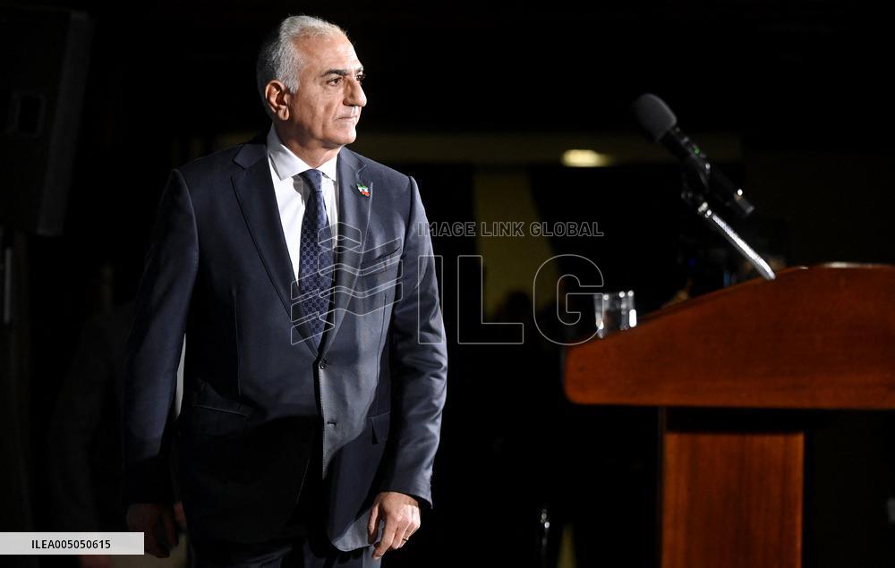 Exiled crown prince Reza Pahlavi speaks at a news conference in Washington DC.