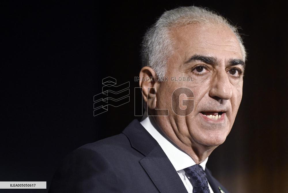 Exiled crown prince Reza Pahlavi speaks at a news conference in Washington DC.