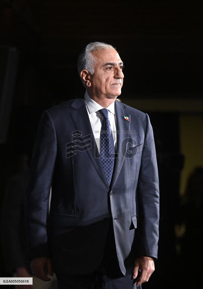 Exiled crown prince Reza Pahlavi speaks at a news conference in Washington DC.