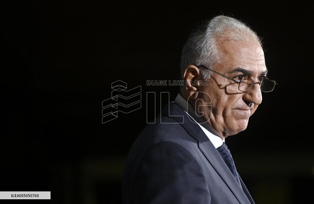 Exiled crown prince Reza Pahlavi speaks at a news conference in Washington DC.