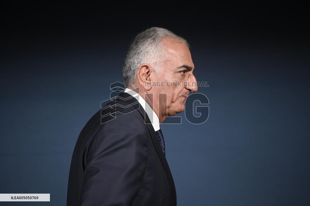 Exiled crown prince Reza Pahlavi speaks at a news conference in Washington DC.