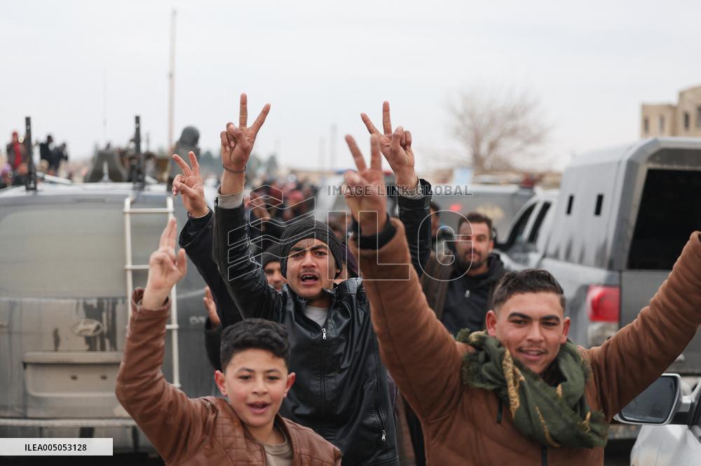 Civilians Welcome Syrian Army After SDF Withdraw - Syria