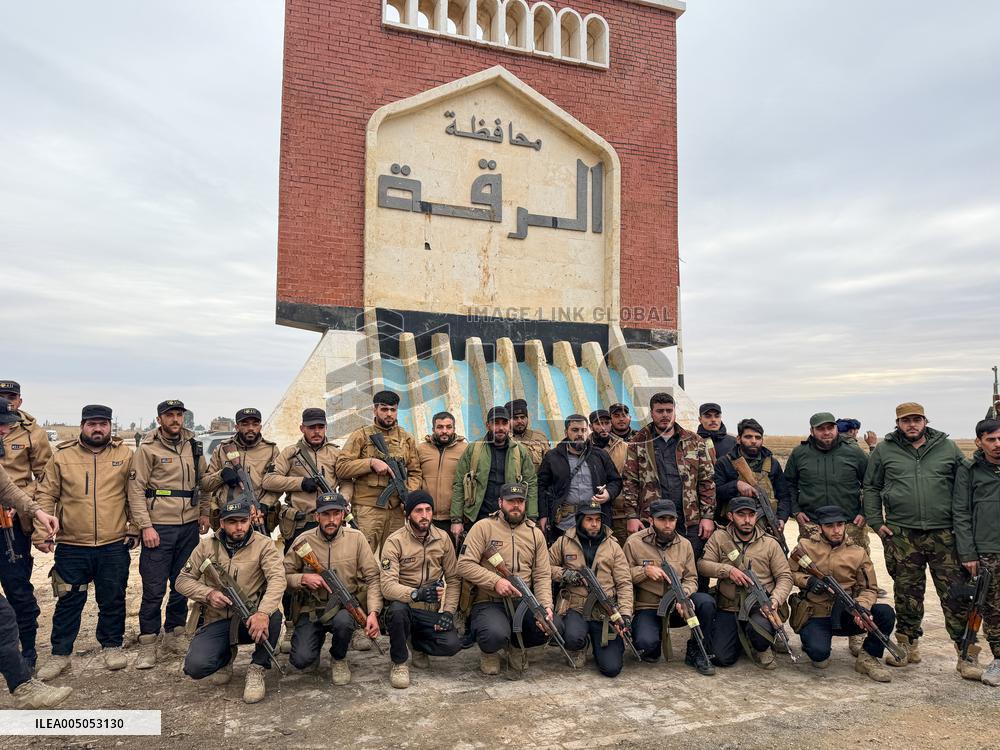 Civilians Welcome Syrian Army After SDF Withdraw - Syria