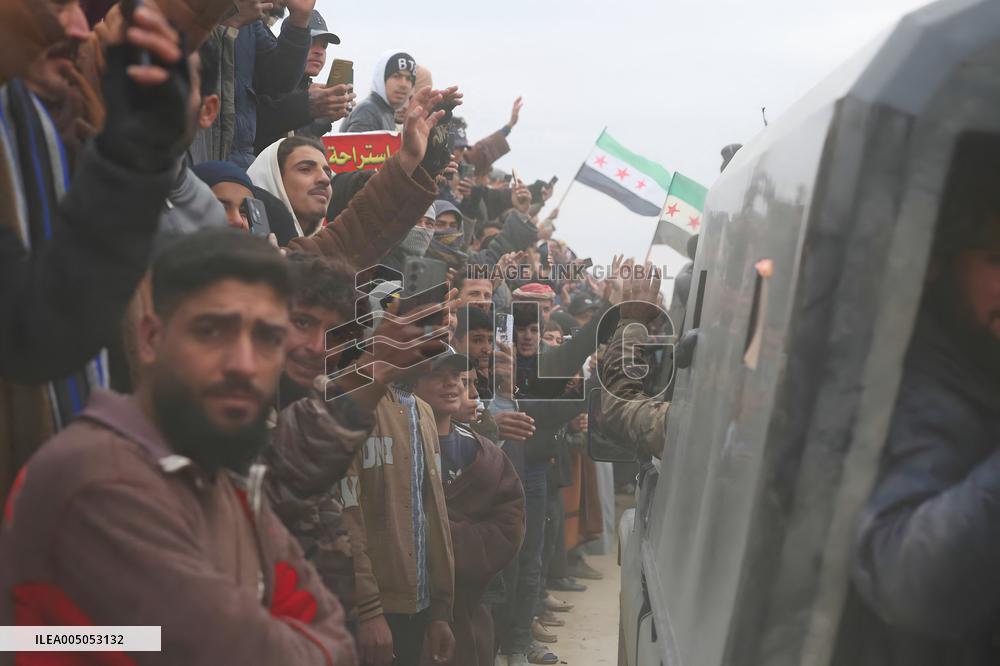 Civilians Welcome Syrian Army After SDF Withdraw - Syria