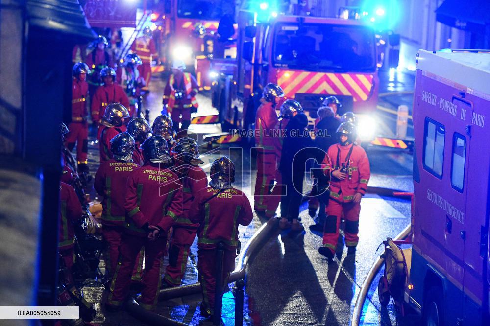 Apartment Collapse Injures 19 People - Paris