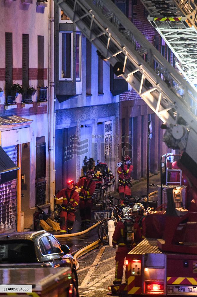 Apartment Collapse Injures 19 People - Paris