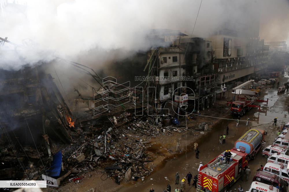 Fire Destroys Shopping Mall - Pakistan