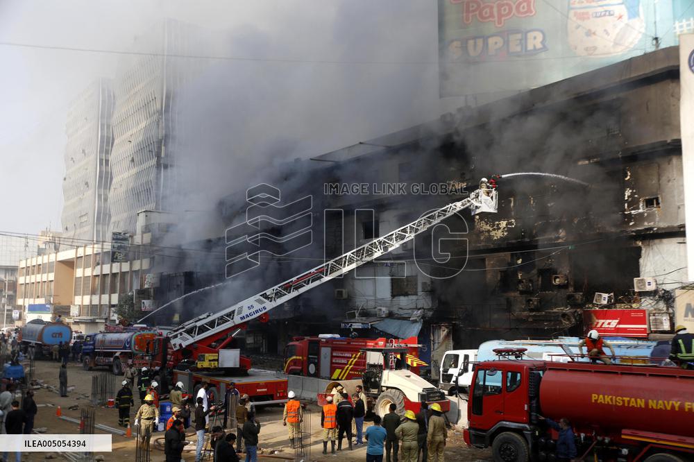 Fire Destroys Shopping Mall - Pakistan