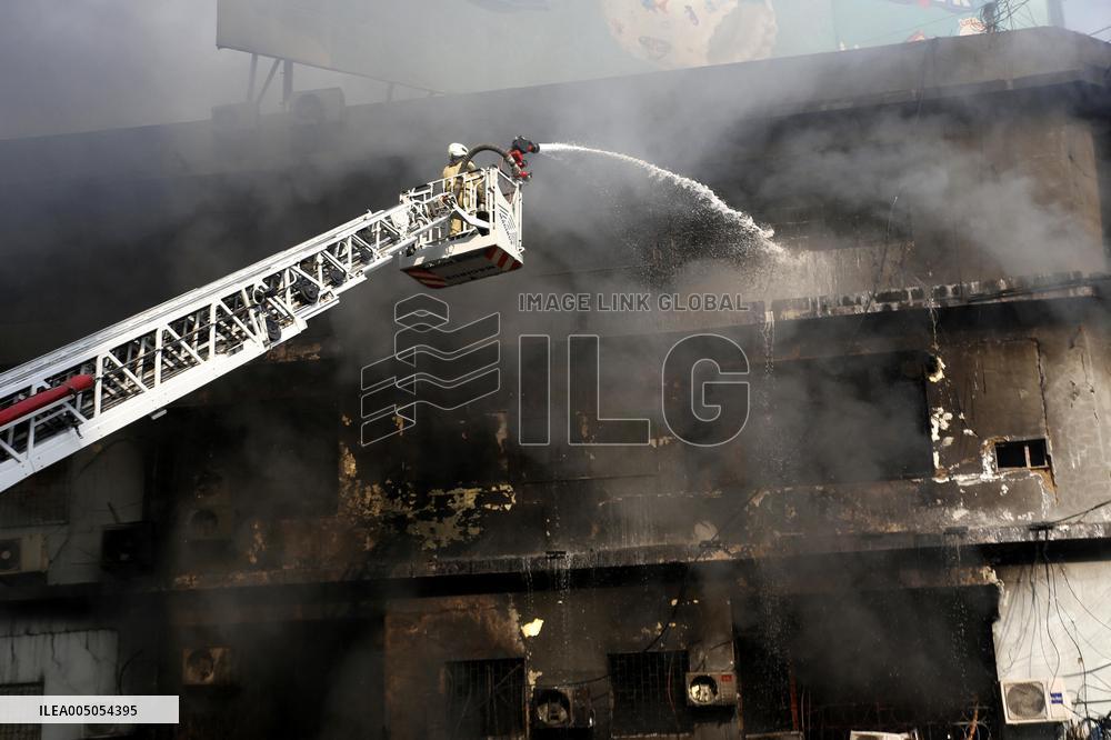 Fire Destroys Shopping Mall - Pakistan