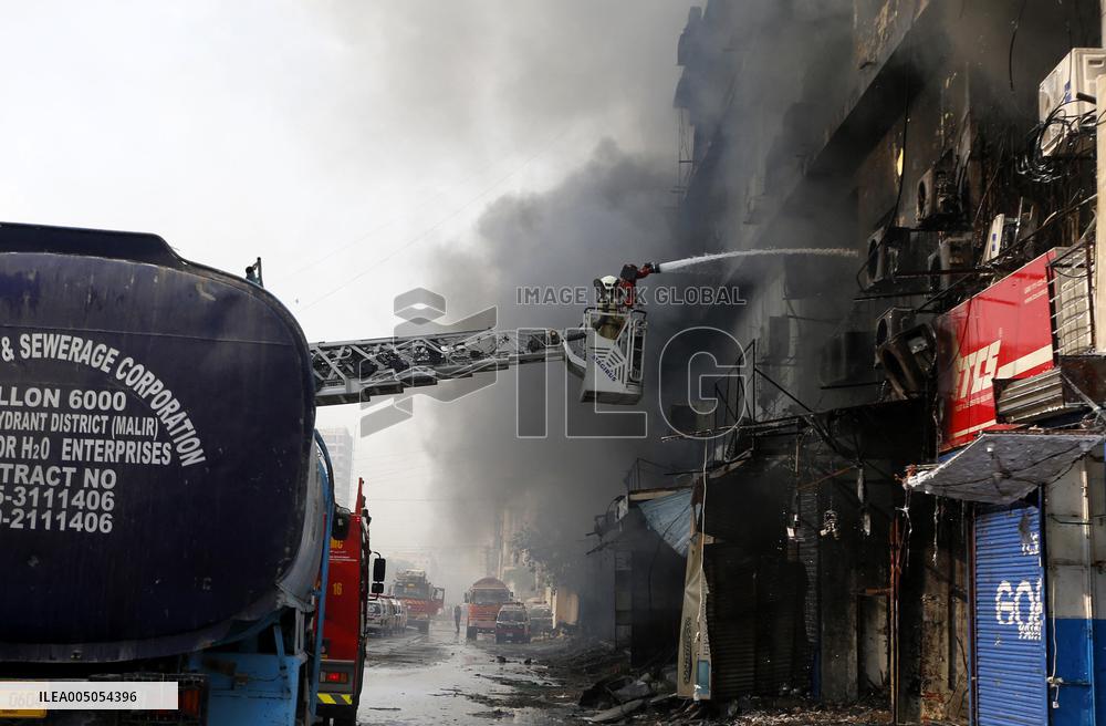 Fire Destroys Shopping Mall - Pakistan