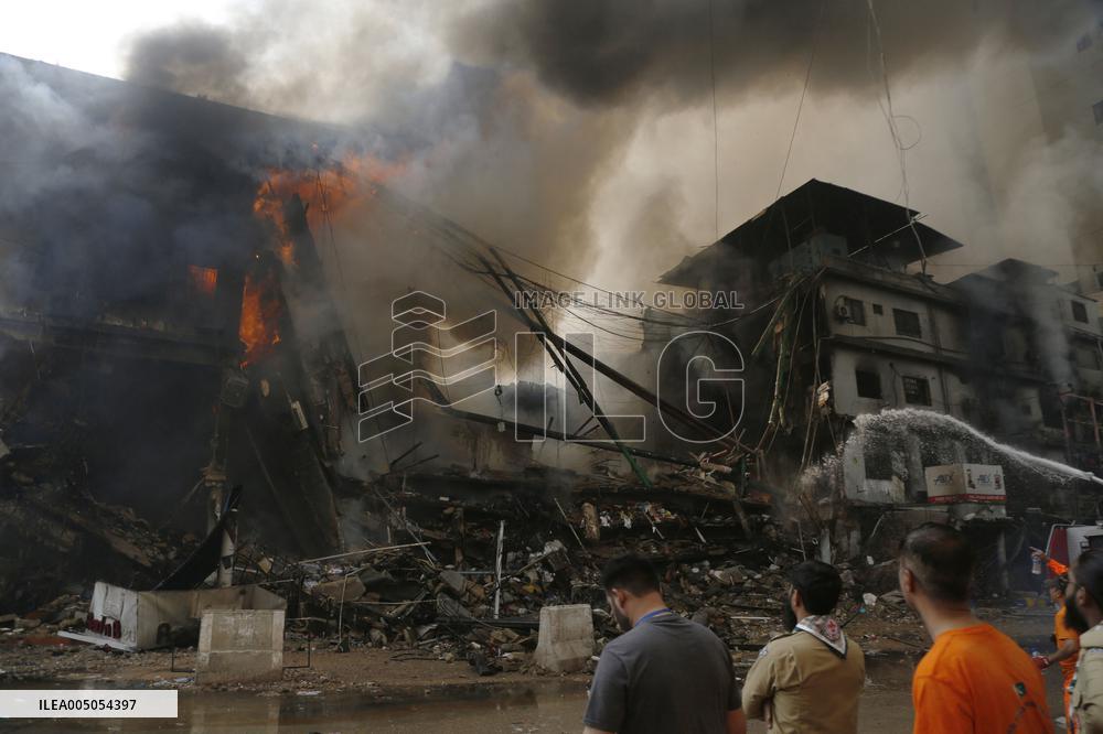 Fire Destroys Shopping Mall - Pakistan