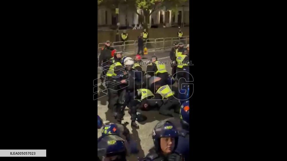 UK: Police Clash With Protesters at Iranian Embassy in London After Flag Removal 2
