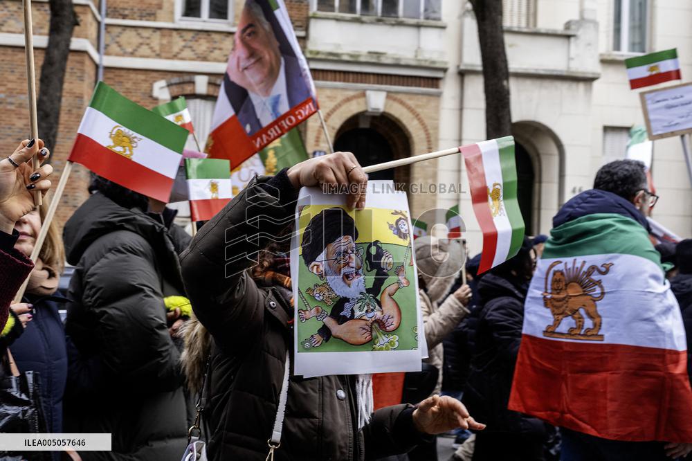 Pro Crown Prince Reza Pahlavi Protrest - Paris