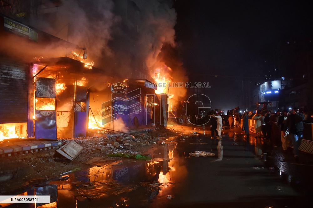 14 Dead in Shopping Center Fire - Pakistan
