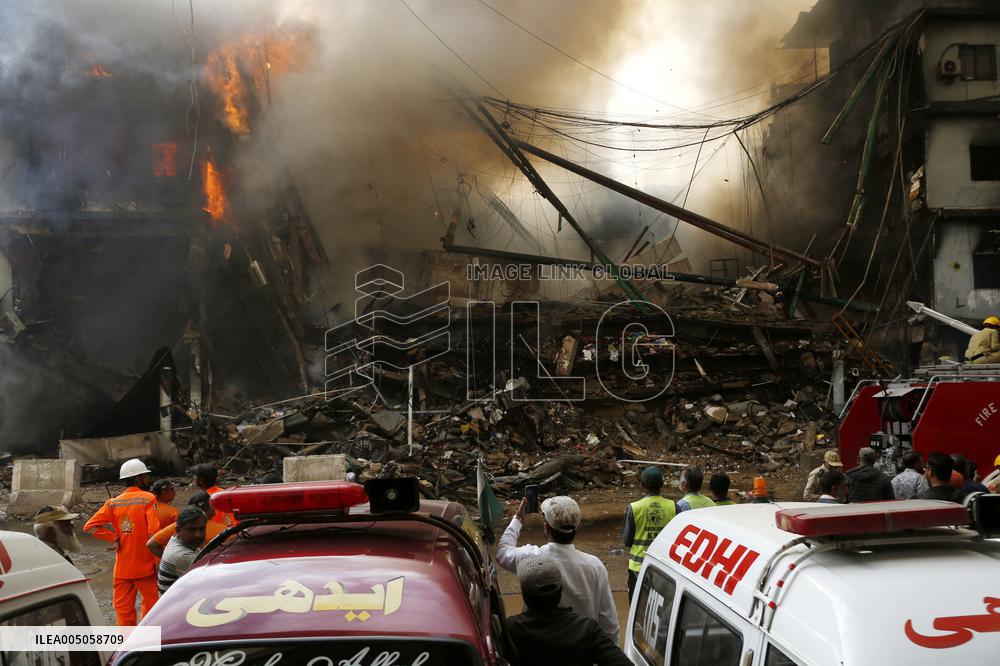 14 Dead in Shopping Center Fire - Pakistan