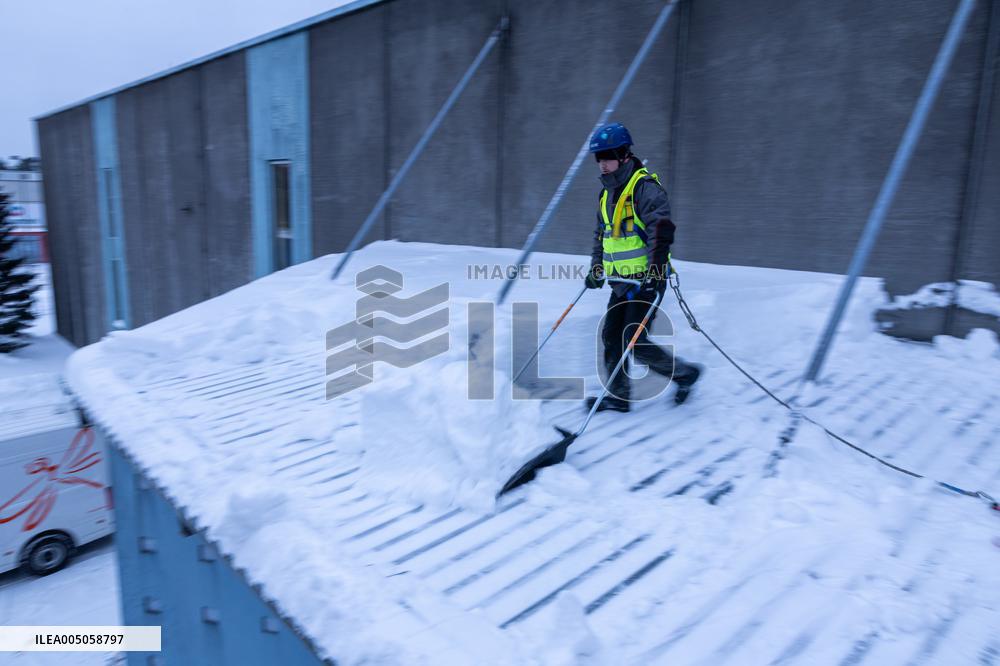 Roof snow removal