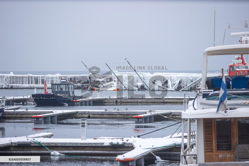 Rescue efforts for storm-sunk ship