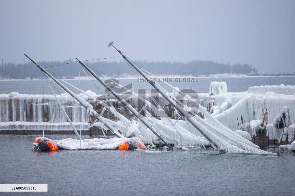 Rescue efforts for storm-sunk ship