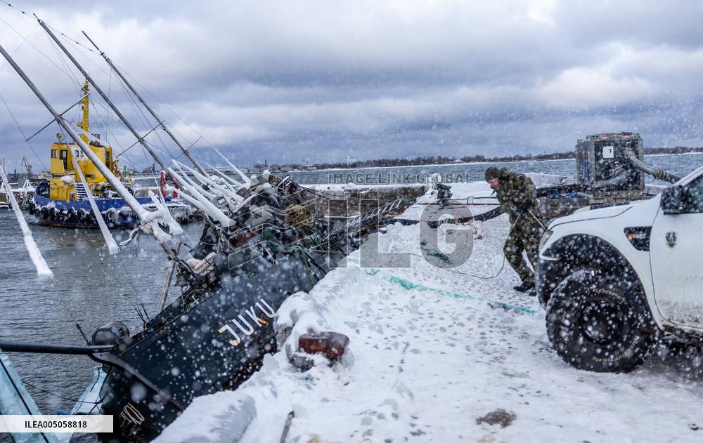 Rescue efforts for storm-sunk ship