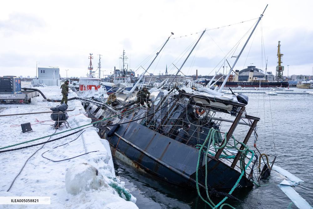 Rescue efforts for storm-sunk ship
