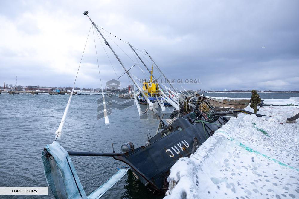Rescue efforts for storm-sunk ship