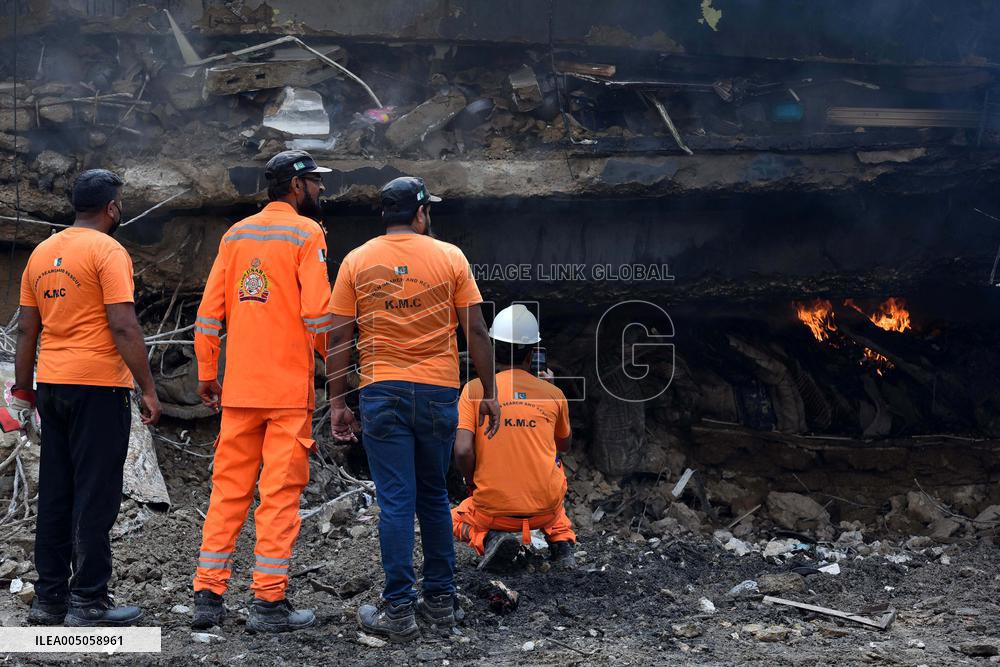 14 Dead in Shopping Center Fire - Pakistan