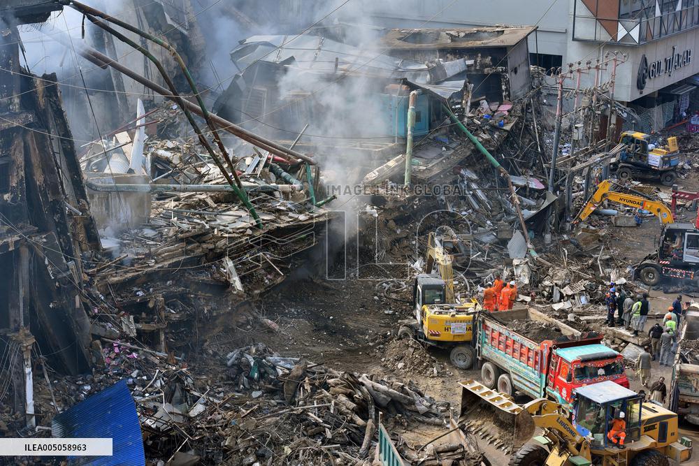 14 Dead in Shopping Center Fire - Pakistan