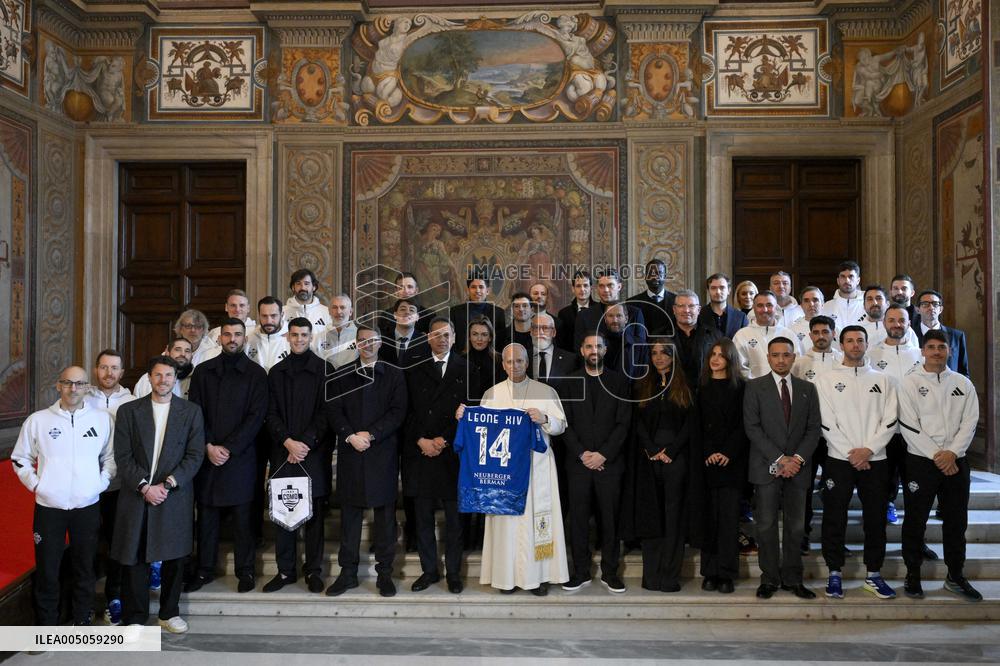 Pope Leo XIV Meets Members of Como Football Club - Vatican