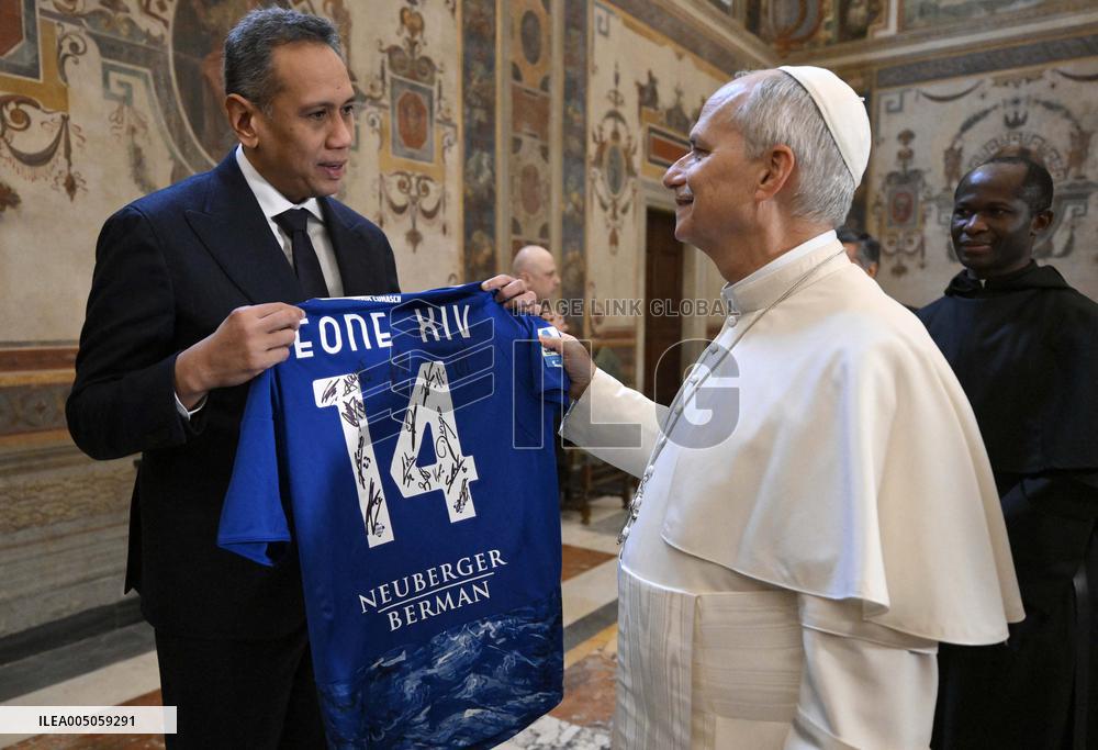 Pope Leo XIV Meets Members of Como Football Club - Vatican