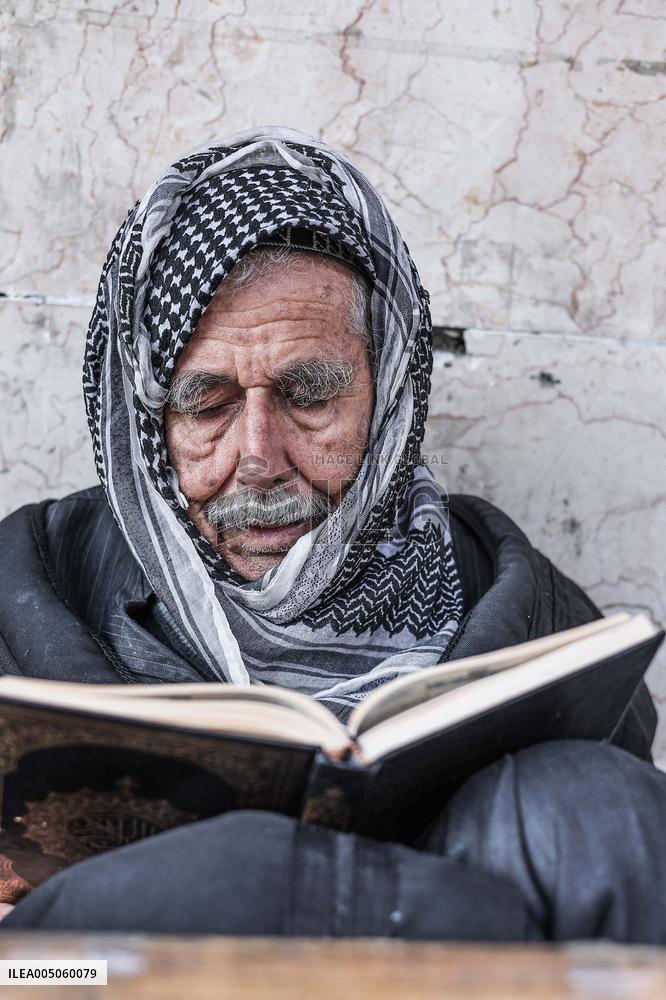 Elderly Vendor Refuses to Sell Until Daily Quran Recitation is Complete - Iraq