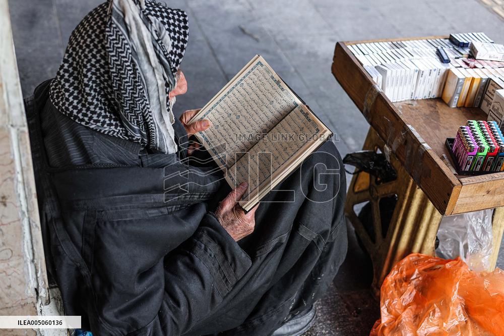 Elderly Vendor Refuses to Sell Until Daily Quran Recitation is Complete - Iraq