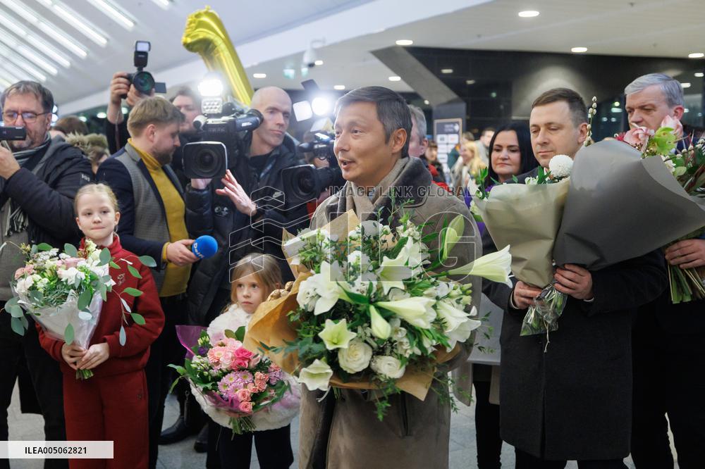 Estonian figure skaters returning from the European Championships in Sheffield