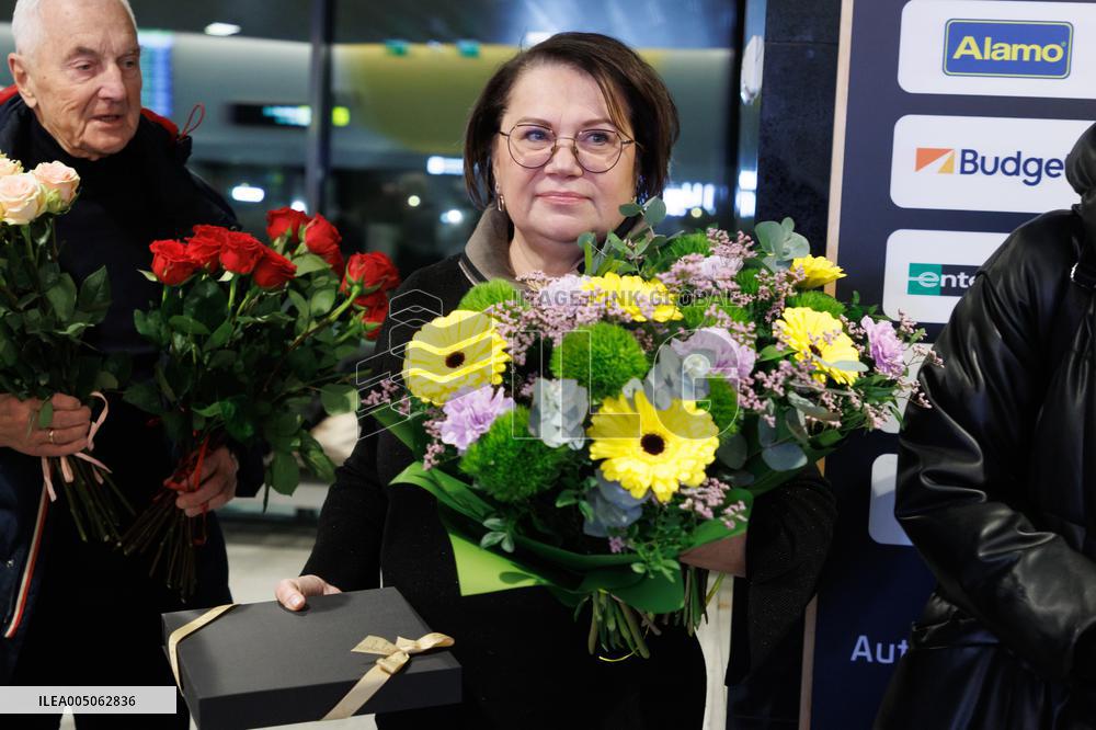 Estonian figure skaters returning from the European Championships in Sheffield