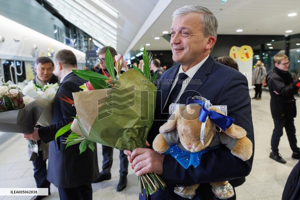 Estonian figure skaters returning from the European Championships in Sheffield
