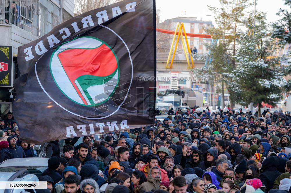 Kurds Protest Syrian Attacks - Turkey